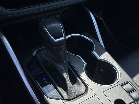 Used 2023 Toyota Highlander XLE AWD/4WD image 16