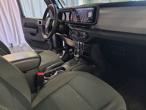 Used 2024 Jeep Wrangler Unlimited AWD/4WD image 18