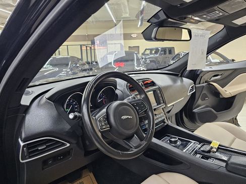 Used 2018 Jaguar F-PACE Premium image 19