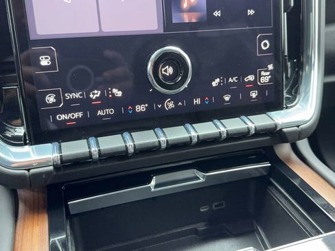 Used 2025 GMC Yukon Denali image 31