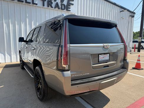 Used 2019 Cadillac Escalade Luxury AWD/4WD image 3