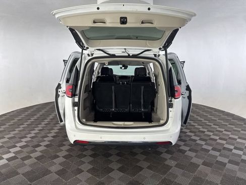 Used 2023 Chrysler Pacifica Touring-L FWD image 18