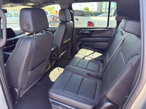 Used 2025 Chevrolet Suburban Z71 AWD/4WD image 18