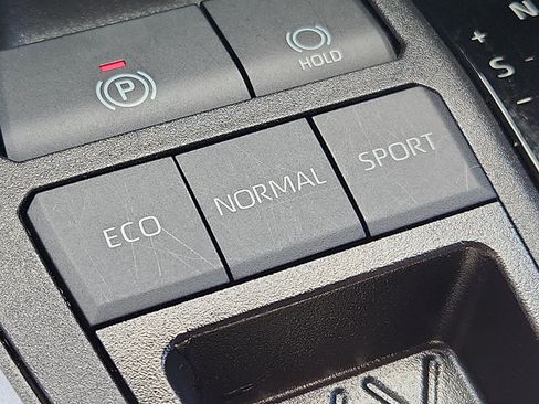 Used 2025 Toyota RAV4 XLE FWD image 23