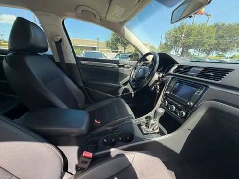 Used 2018 Volkswagen Passat 2.0T R-Line w/ R-Line Lighting Package FWD image 15