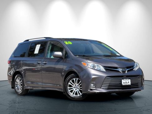 Used 2020 Toyota Sienna XLE w/ XLE Navigation Package FWD image 2