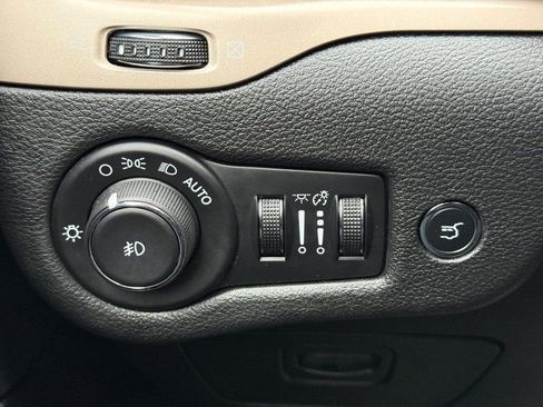 Used 2017 Jeep Cherokee Latitude AWD/4WD image 29