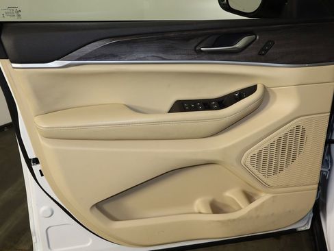 Used 2023 Jeep Grand Cherokee Limited image 17