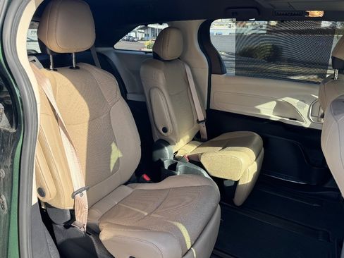 Used 2021 Toyota Sienna Limited image 12