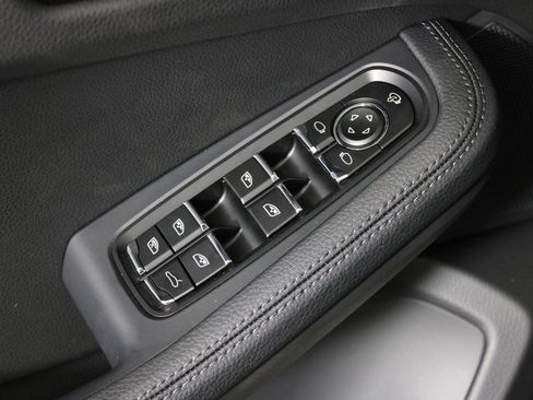 Certified 2026 Porsche Macan AWD/4WD image 16