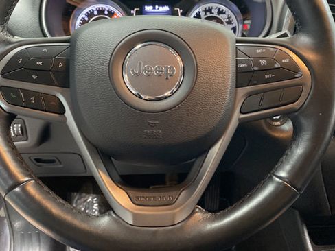 Used 2019 Jeep Cherokee Latitude Plus w/ Cold Weather Group AWD/4WD image 16