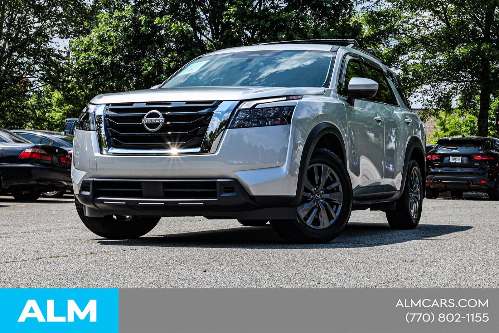 Used 2024 Nissan Pathfinder SV w/ SV Premium Package FWD image 2