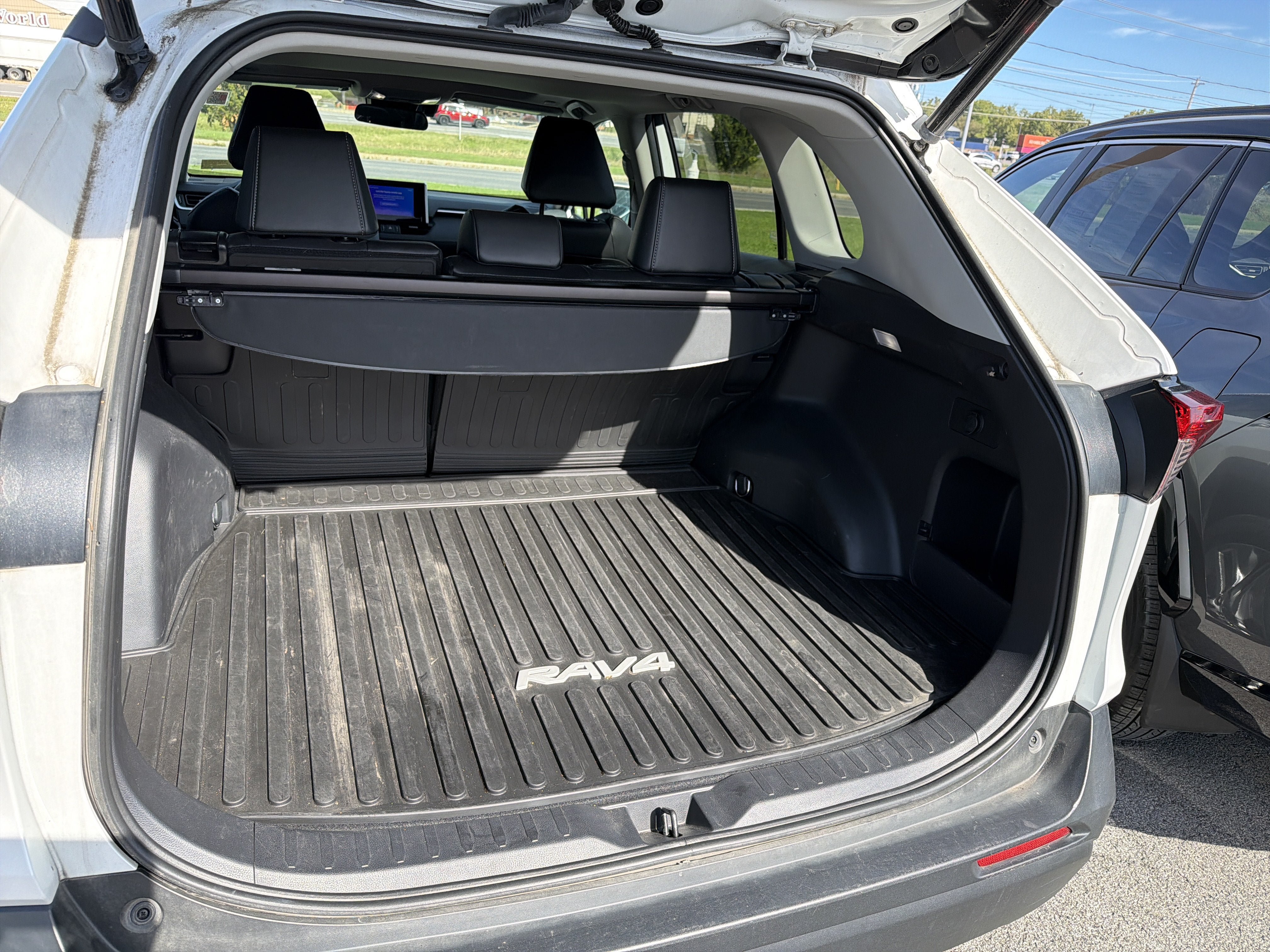Used 2023 Toyota RAV4 XLE Premium AWD/4WD image 25