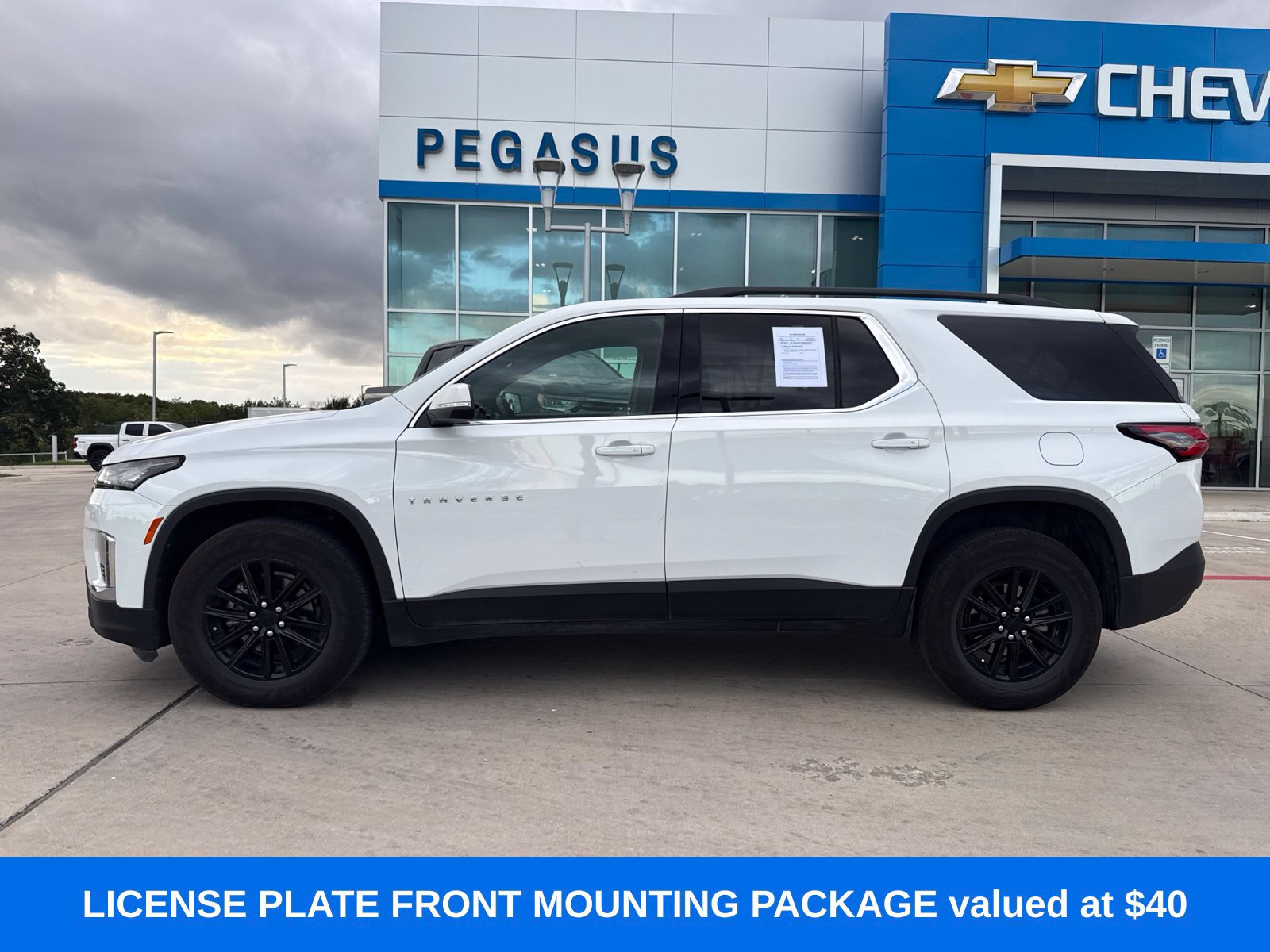 Used 2023 Chevrolet Traverse LT FWD image 2