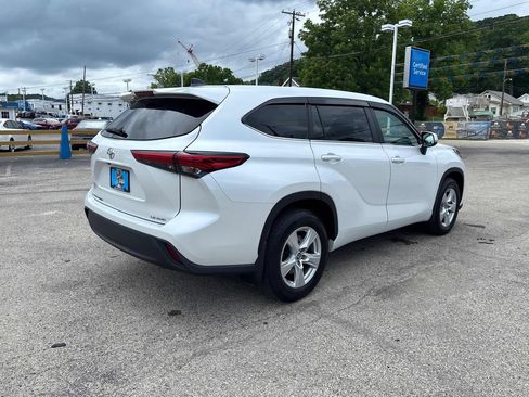 Used 2023 Toyota Highlander LE AWD/4WD image 5