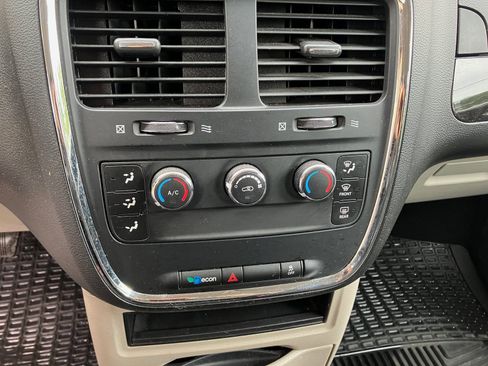 Used 2014 Dodge Grand Caravan American Value Package image 26
