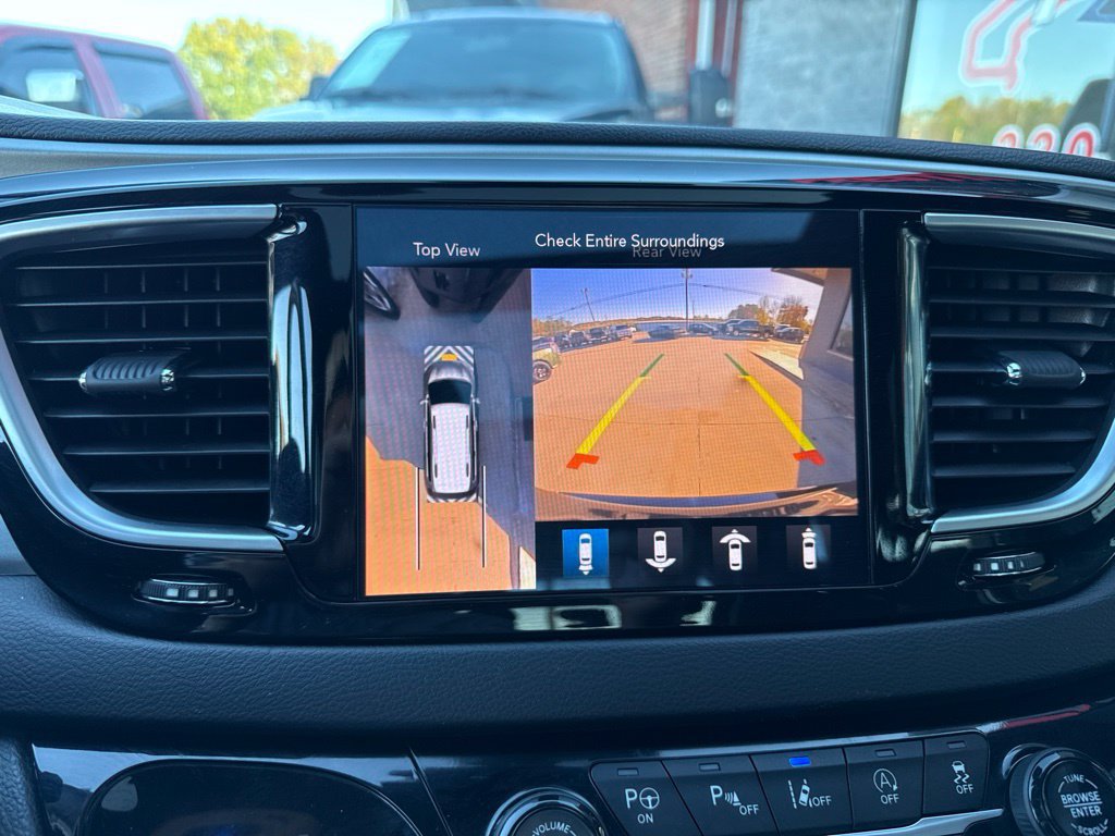 Used 2020 Chrysler Pacifica Limited w/ Advanced Safetytec Group FWD image 11