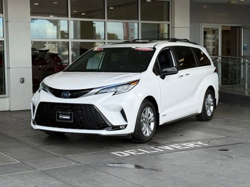 Certified 2021 Toyota Sienna XSE image 2
