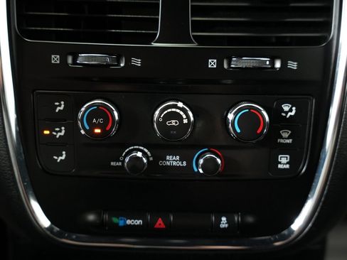 Used 2015 Dodge Grand Caravan SE image 19