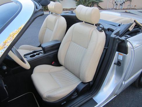 Used 2004 Ford Thunderbird Deluxe image 23