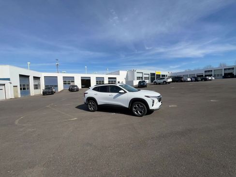 Used 2025 Chevrolet Trax LT image 16