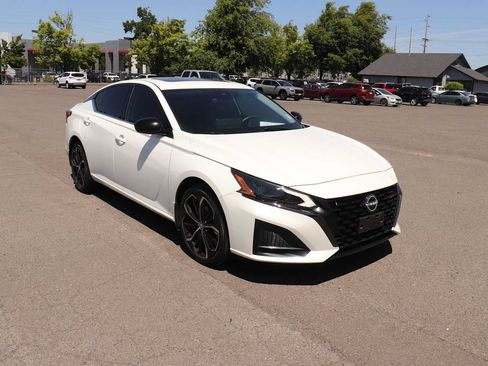 Used 2023 Nissan Altima 2.5 SR w/ SR Premium Package AWD/4WD image 3