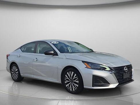 Used 2024 Nissan Altima 2.5 SV FWD image 8