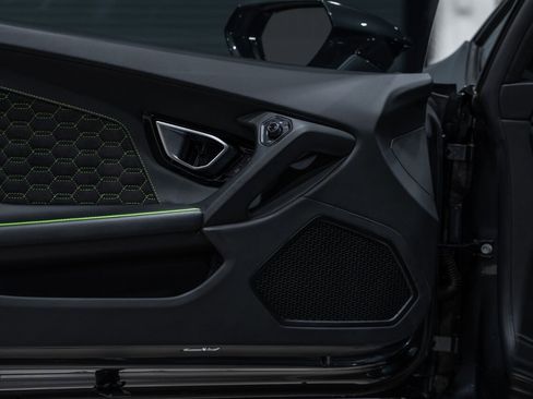 Used 2020 Lamborghini Huracan EVO image 24