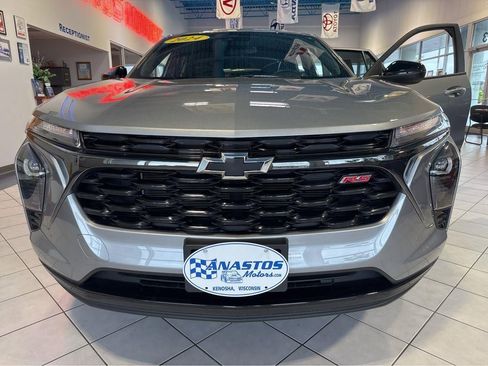 Used 2024 Chevrolet Trax RS w/ Driver Confidence Package FWD image 2