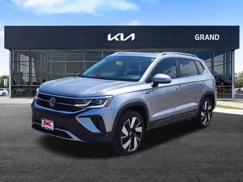 Used 2024 Volkswagen Taos SEL image 4