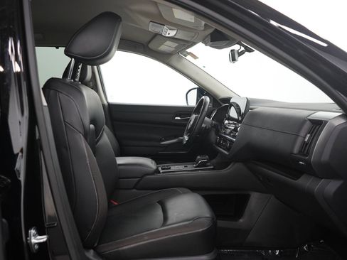 Used 2023 Nissan Pathfinder SL AWD/4WD image 13