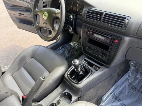 Used 2005 Volkswagen Passat GL FWD image 2
