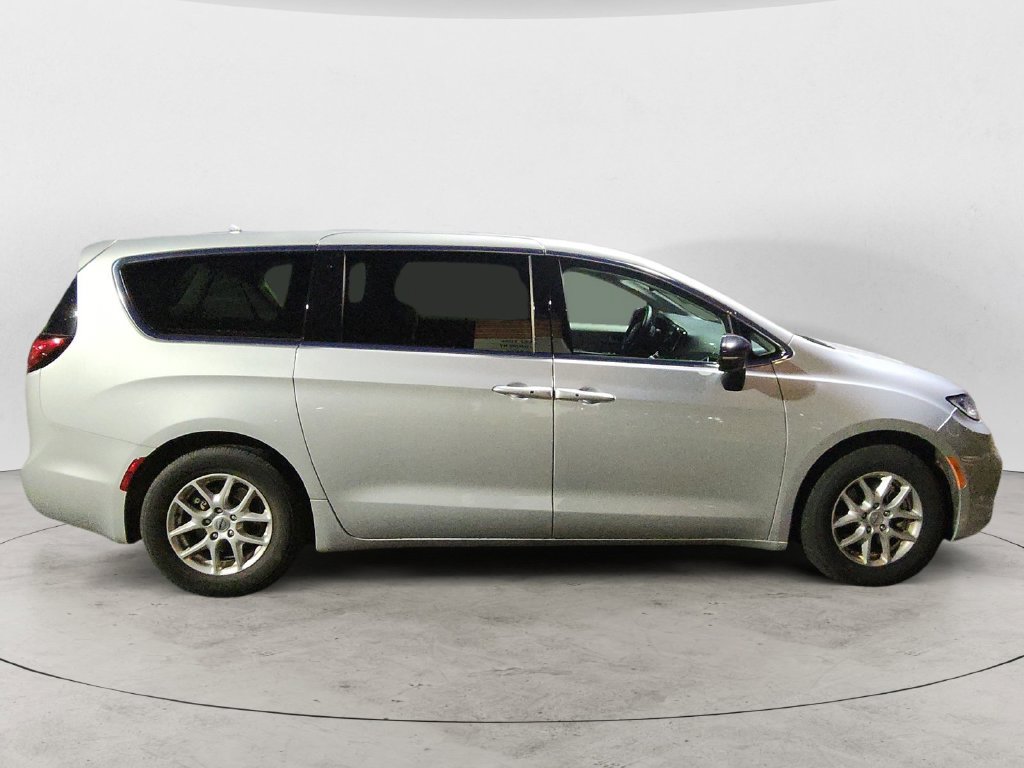 Used 2024 Chrysler Pacifica Touring-L FWD image 6