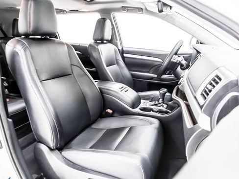 Used 2019 Toyota Highlander XLE AWD/4WD image 32