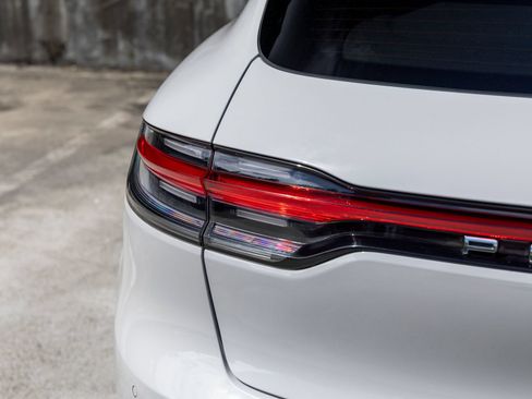 Certified 2025 Porsche Macan AWD/4WD image 18