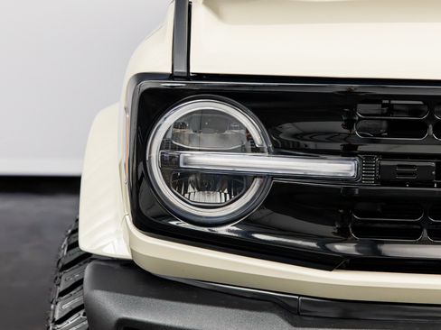 Used 2025 Ford Bronco Outer Banks AWD/4WD image 3