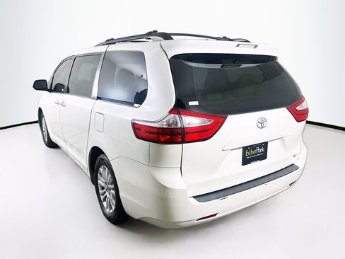 Used 2017 Toyota Sienna XLE image 4