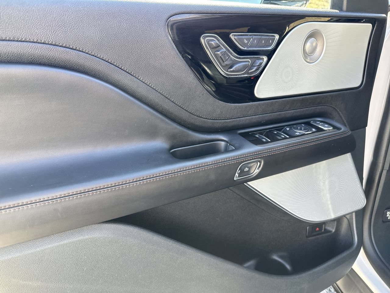 Used 2024 Lincoln Aviator Reserve w/ Equipment Group 201A RWD image 11