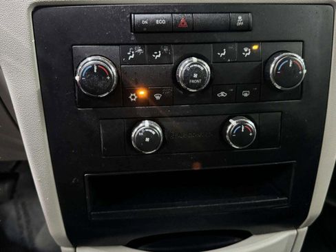 Used 2012 Volkswagen Routan S image 28