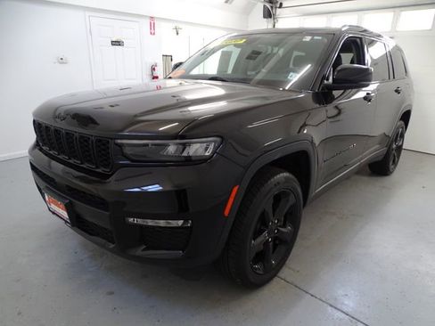 Certified 2023 Jeep Grand Cherokee L Limited w/ Black Appearance Package image 18
