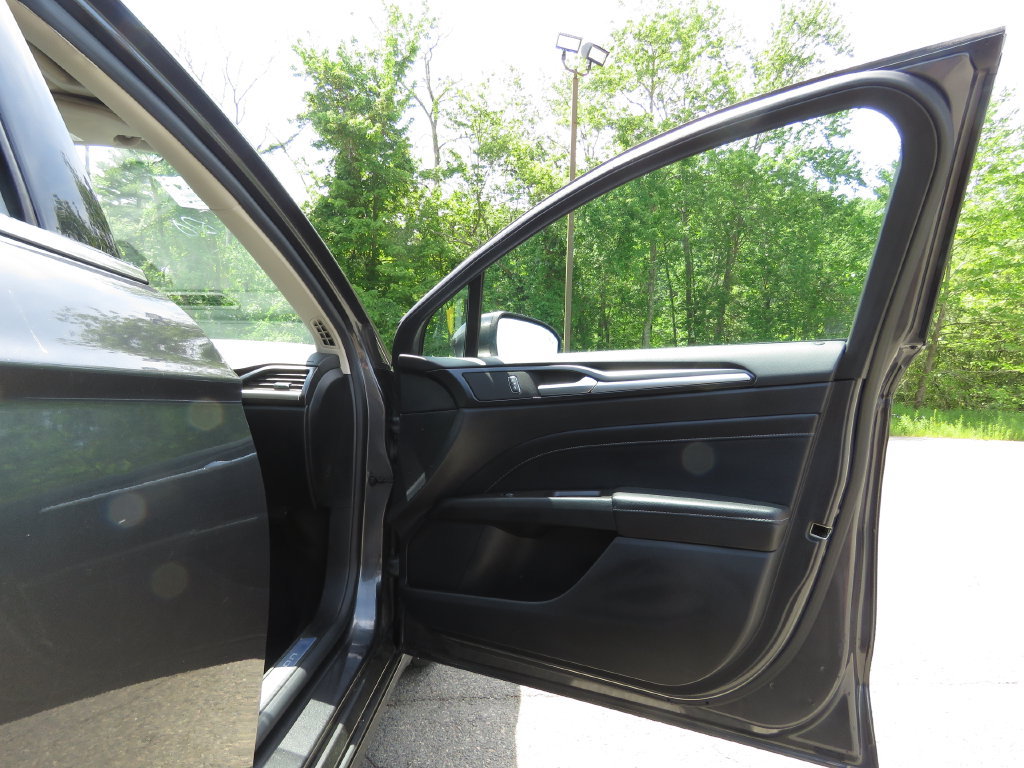 Used 2020 Ford Fusion Energi Titanium FWD image 12