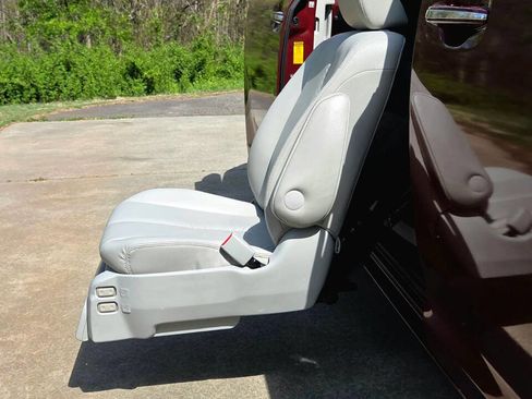 Used 2013 Toyota Sienna XLE image 28