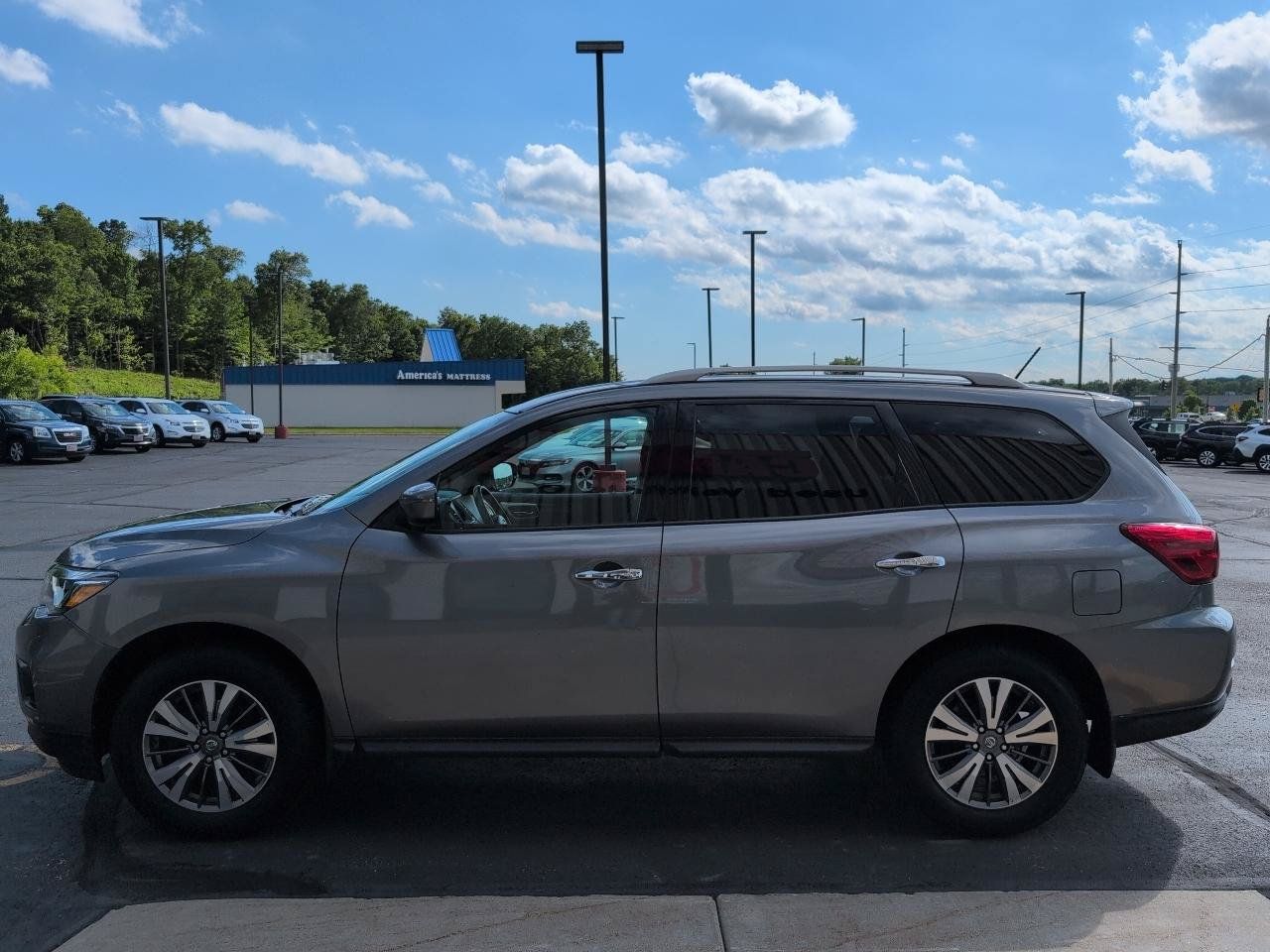 Used 2017 Nissan Pathfinder SV w/ Trailer Tow Package AWD/4WD image 5