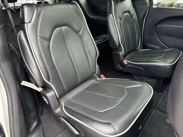 Used 2025 Chrysler Pacifica Limited FWD image 24