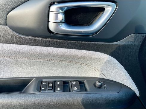 Used 2024 Jeep Compass Latitude image 17