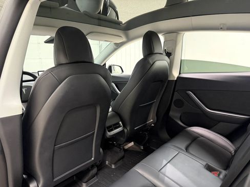 Used 2022 Tesla Model Y Long Range AWD/4WD image 16
