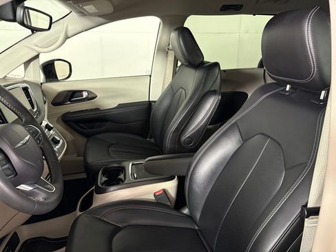 Used 2024 Chrysler Pacifica Touring-L FWD image 18