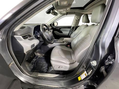 Used 2020 Toyota Highlander XLE image 20