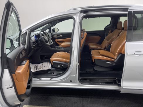 Used 2026 Chrysler Pacifica Pinnacle image 17