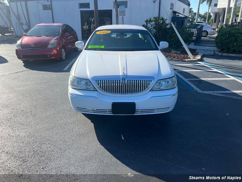 Used 2004 Lincoln Town Car Signature RWD image 3